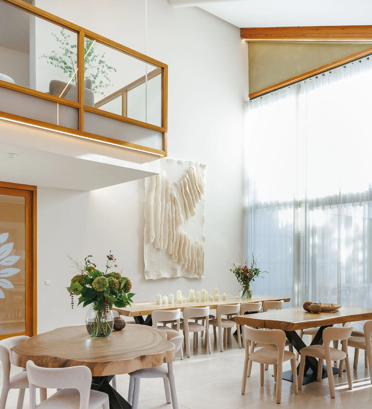 Foyer met houten tafels bij LifeSkool in Houten