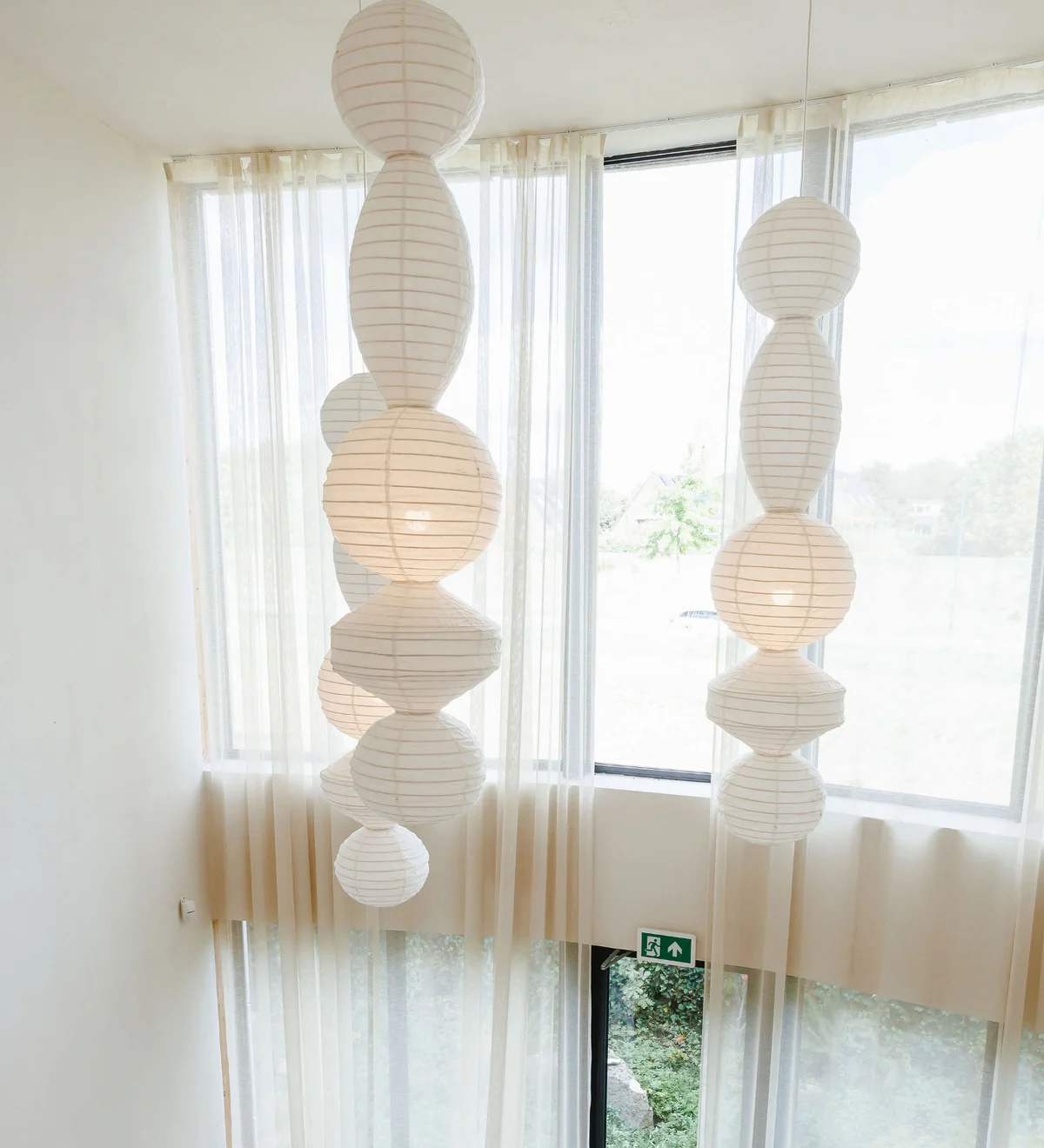 Lichte hal met hoge ramen en zachte lampen bij LifeSkool