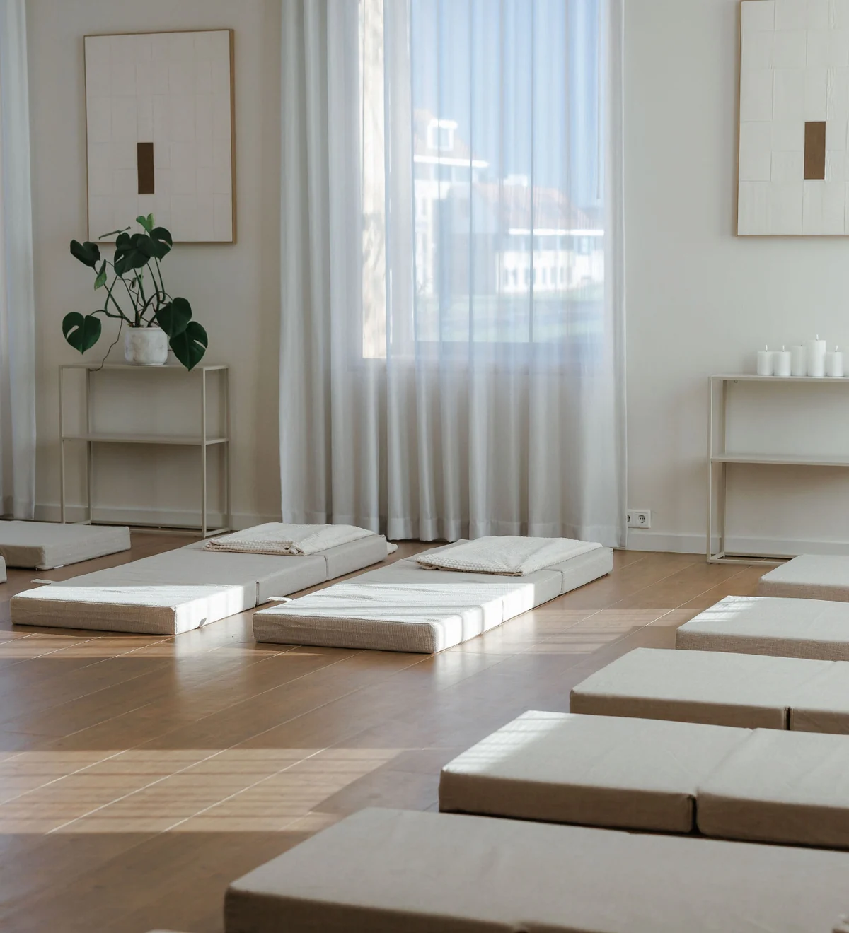Meditatieruimte met matten en zacht licht bij LifeSkool