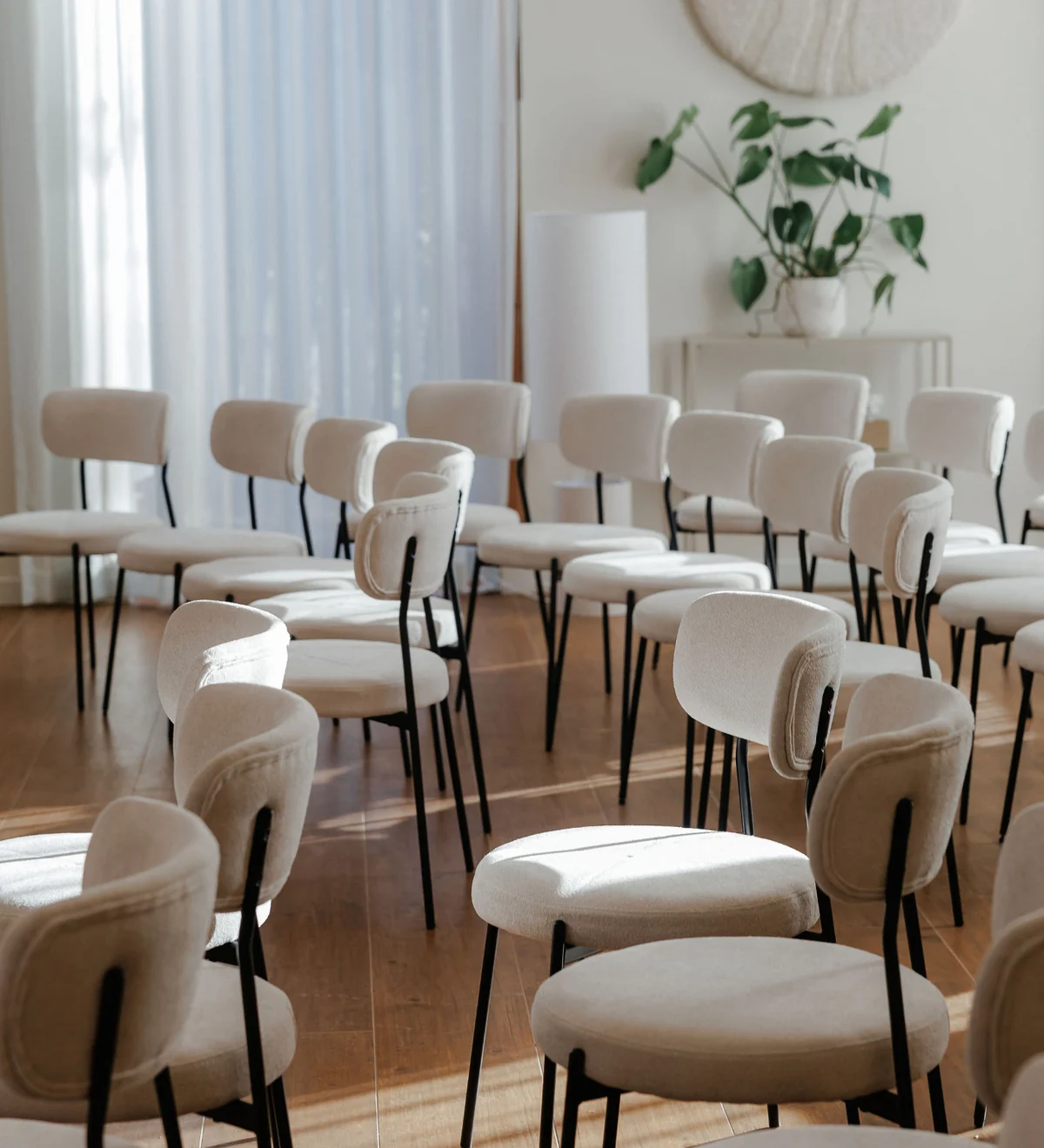 Workshopruimte met stoelen in warme ochtendzon bij LifeSkool