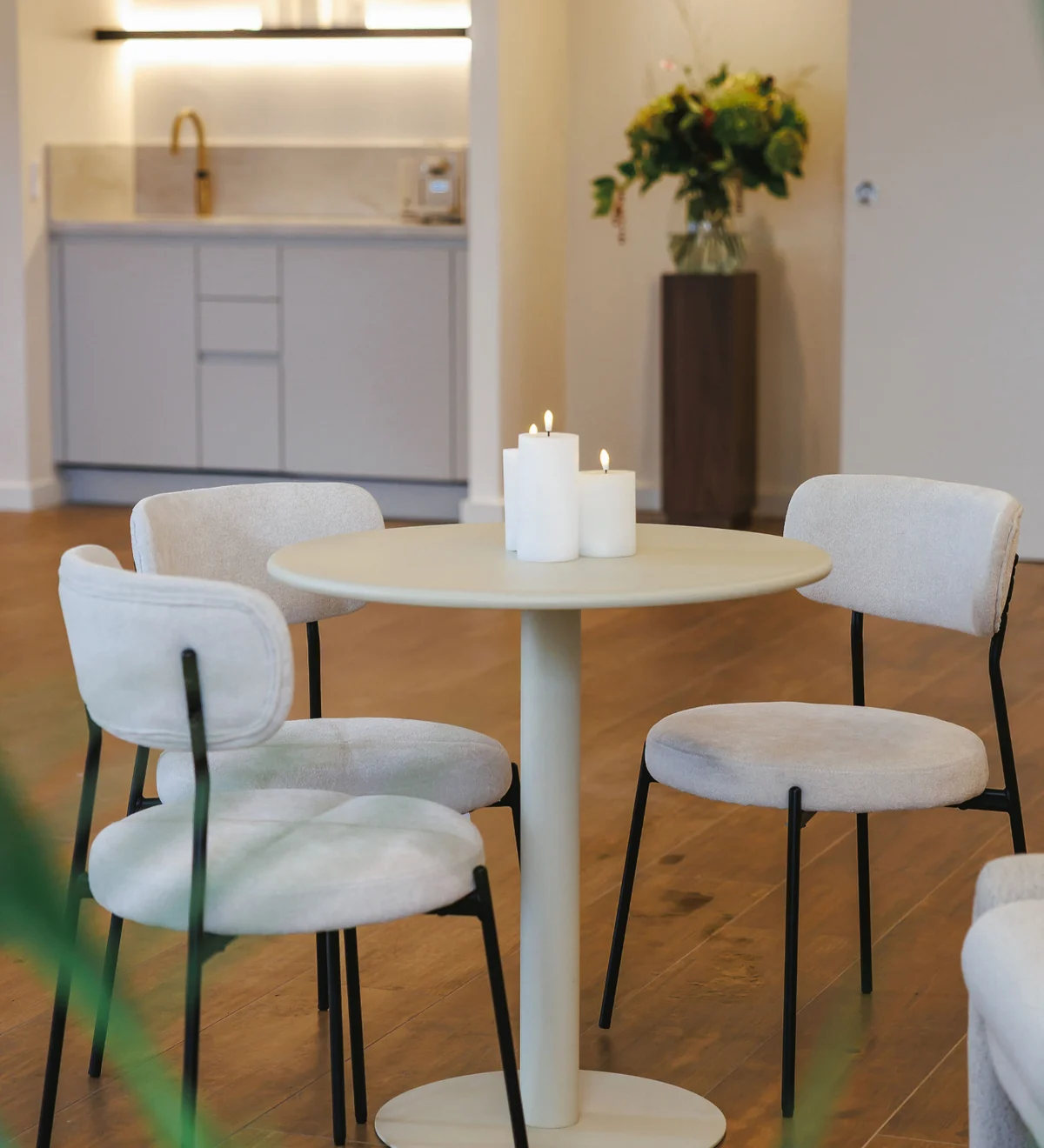 Zithoek met kaarsen in een lichte zaal bij LifeSkool
